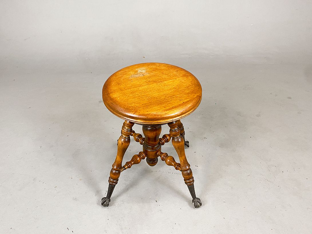 Foto Unique Carved Wooden Stool with little Glass Ball Feet h45-60