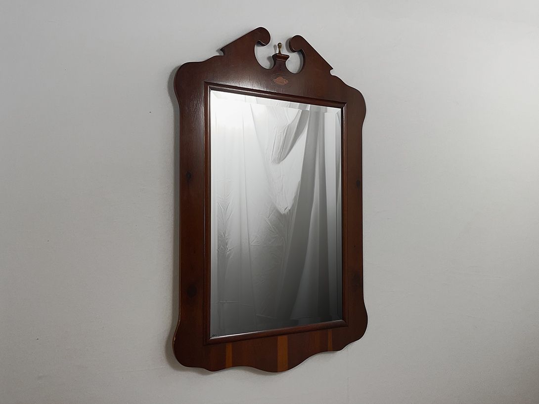 Foto Royal Mirror with a Wooden Carved Frame h91