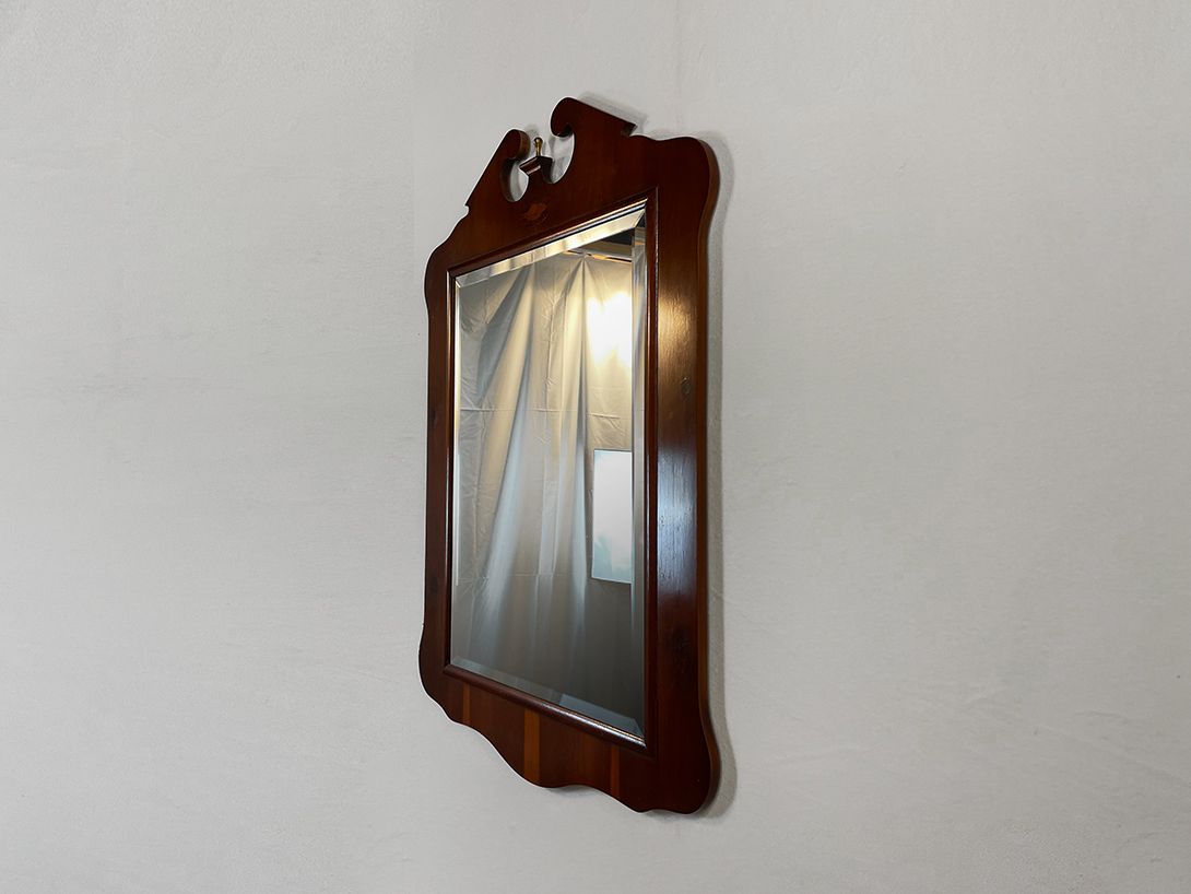 Foto Royal Mirror with a Wooden Carved Frame h91
