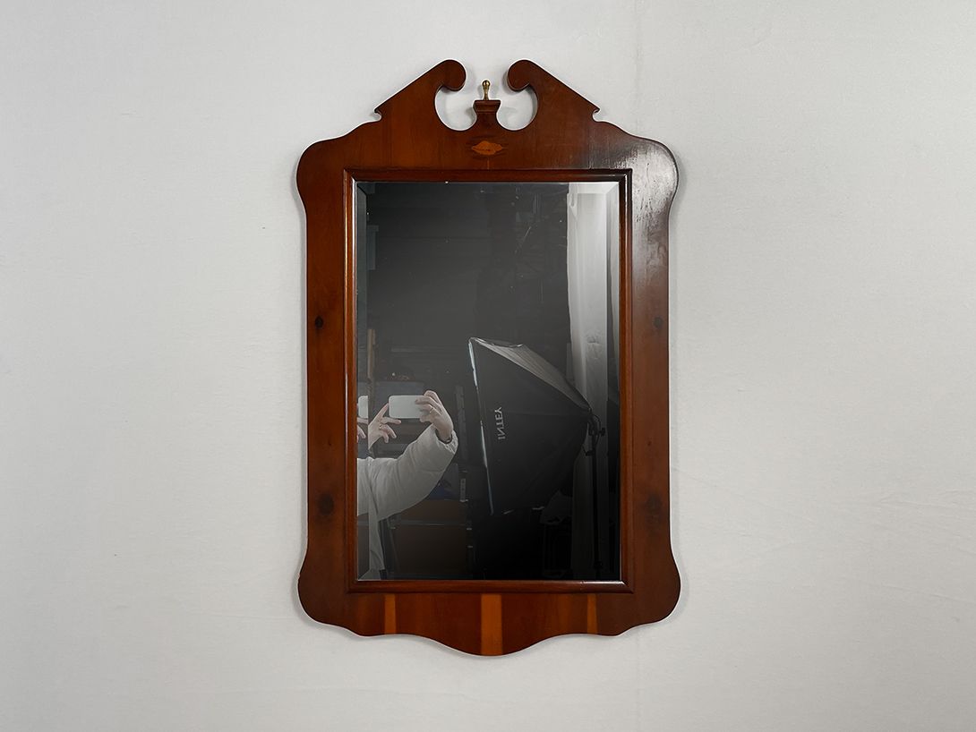 Foto Royal Mirror with a Wooden Carved Frame h91