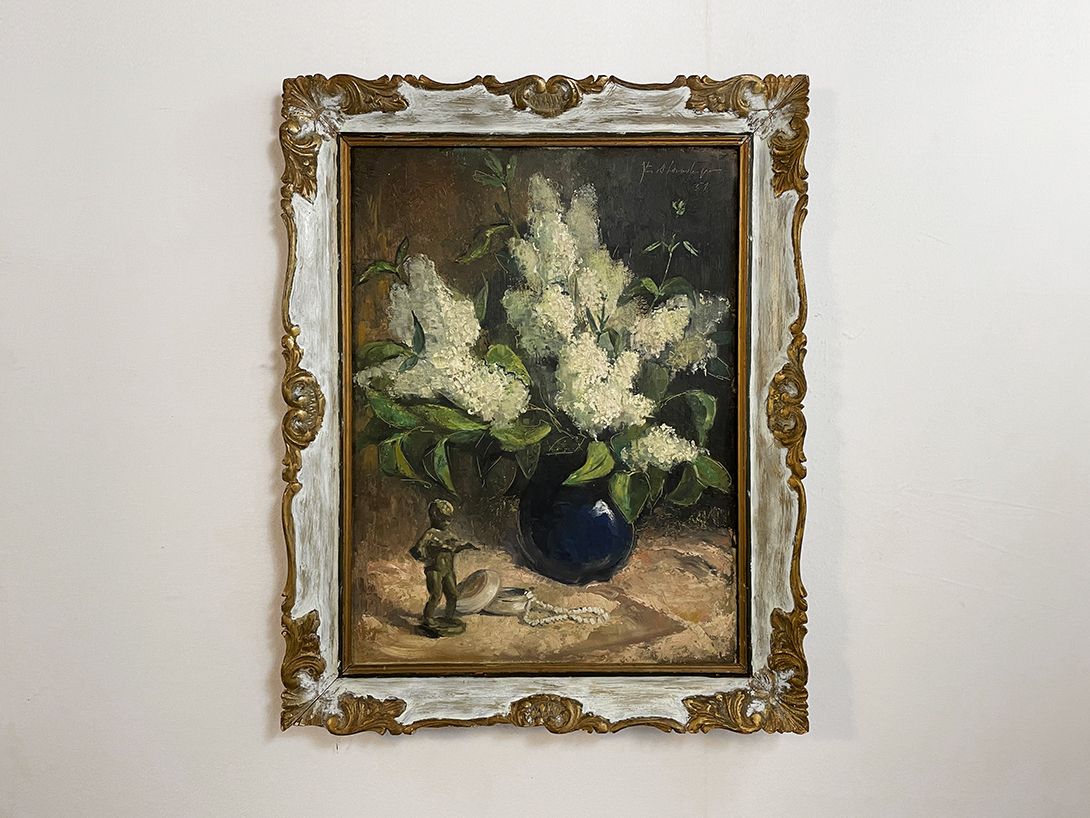 Foto Still Life of a Boy Figure in Front of a Bunch of Flowers, 1951 h98 29C6