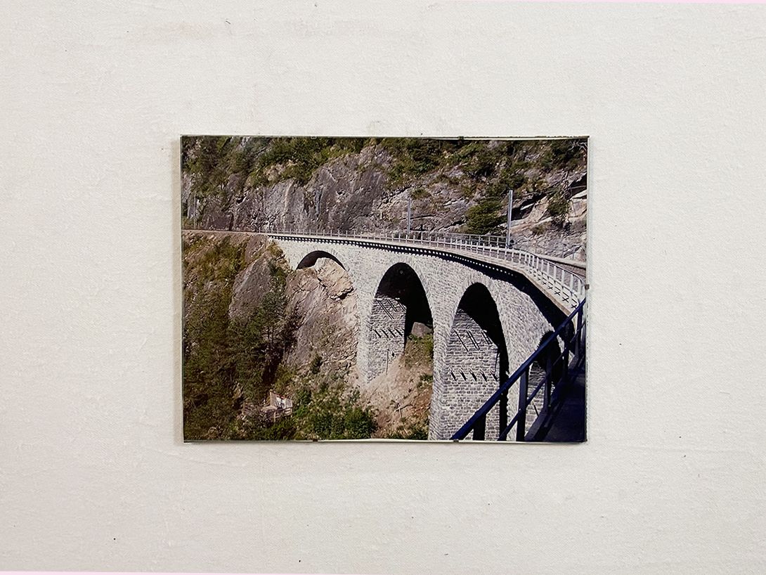 Foto Italian Car Bridge at a Cliff h30