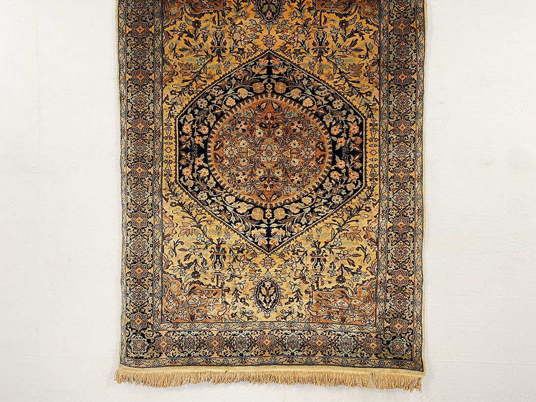 Foto Beige Persian Carpet with wall hangers 180&#215;127 #0255
