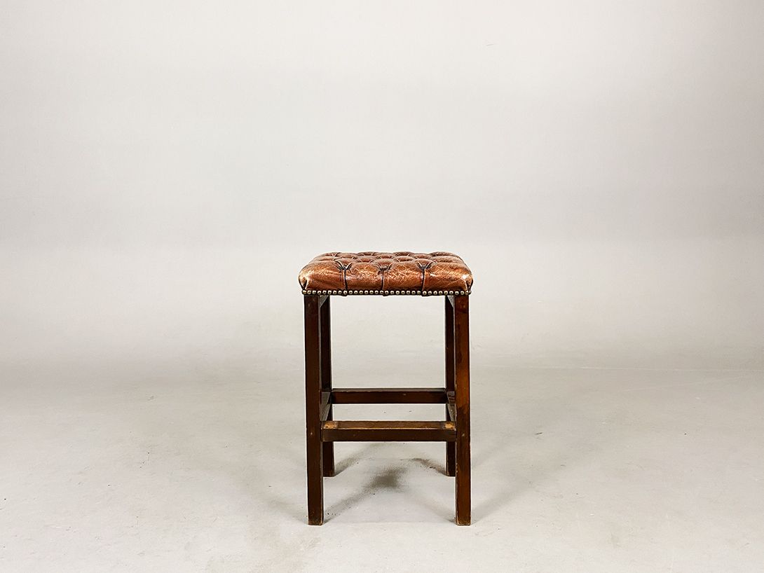 Foto Chesterfield Stool with Cognac Leather Seat h52