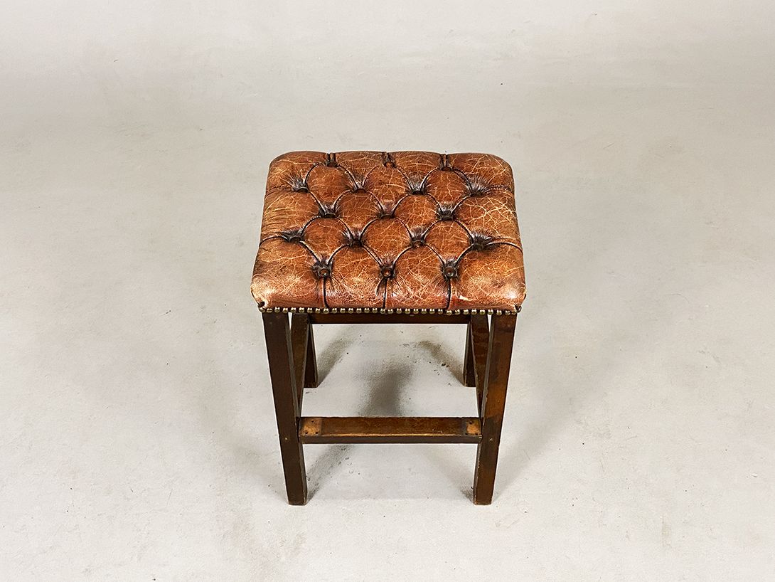 Foto Chesterfield Stool with Cognac Leather Seat h52