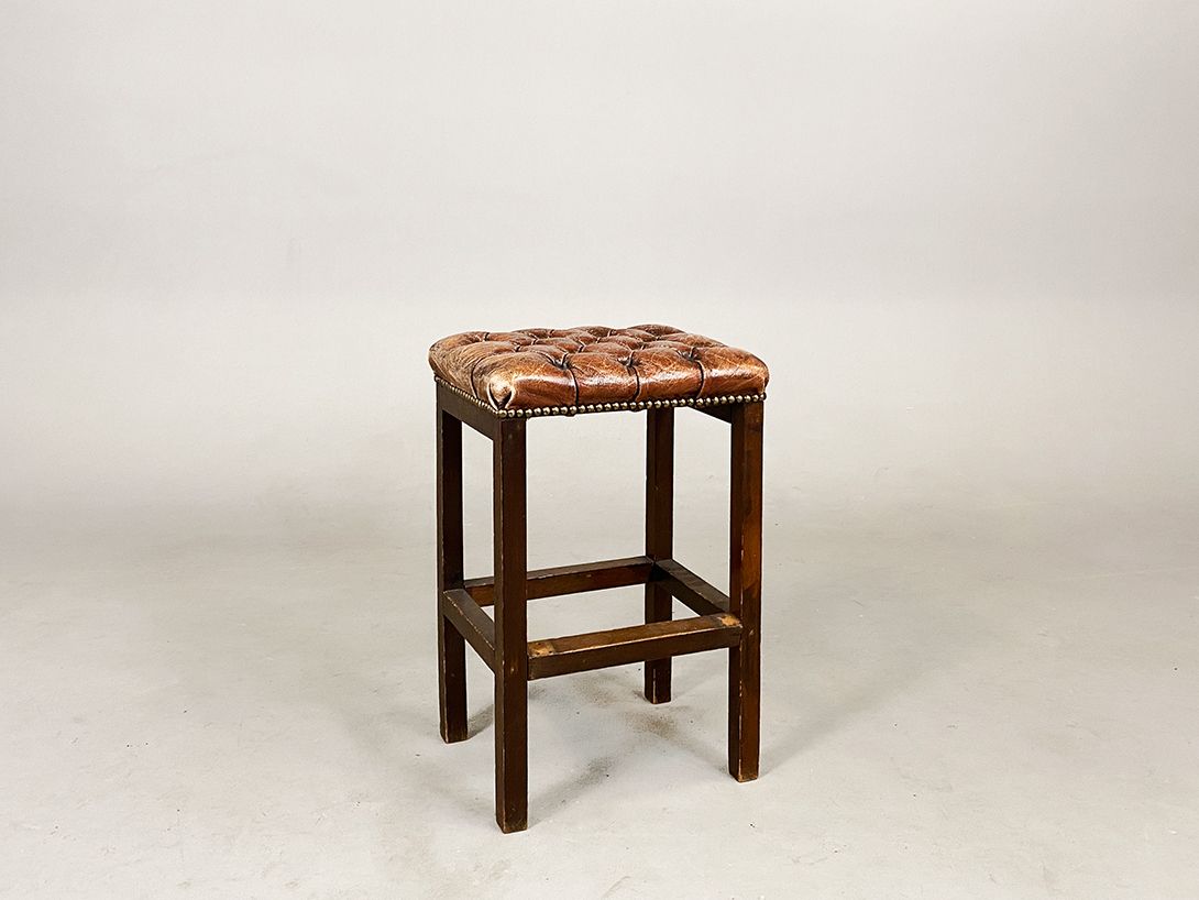Foto Chesterfield Stool with Cognac Leather Seat h52