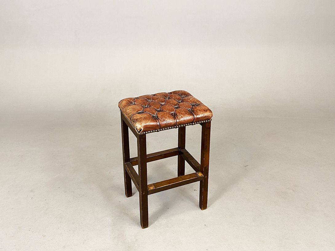 Foto Chesterfield Stool with Cognac Leather Seat h52