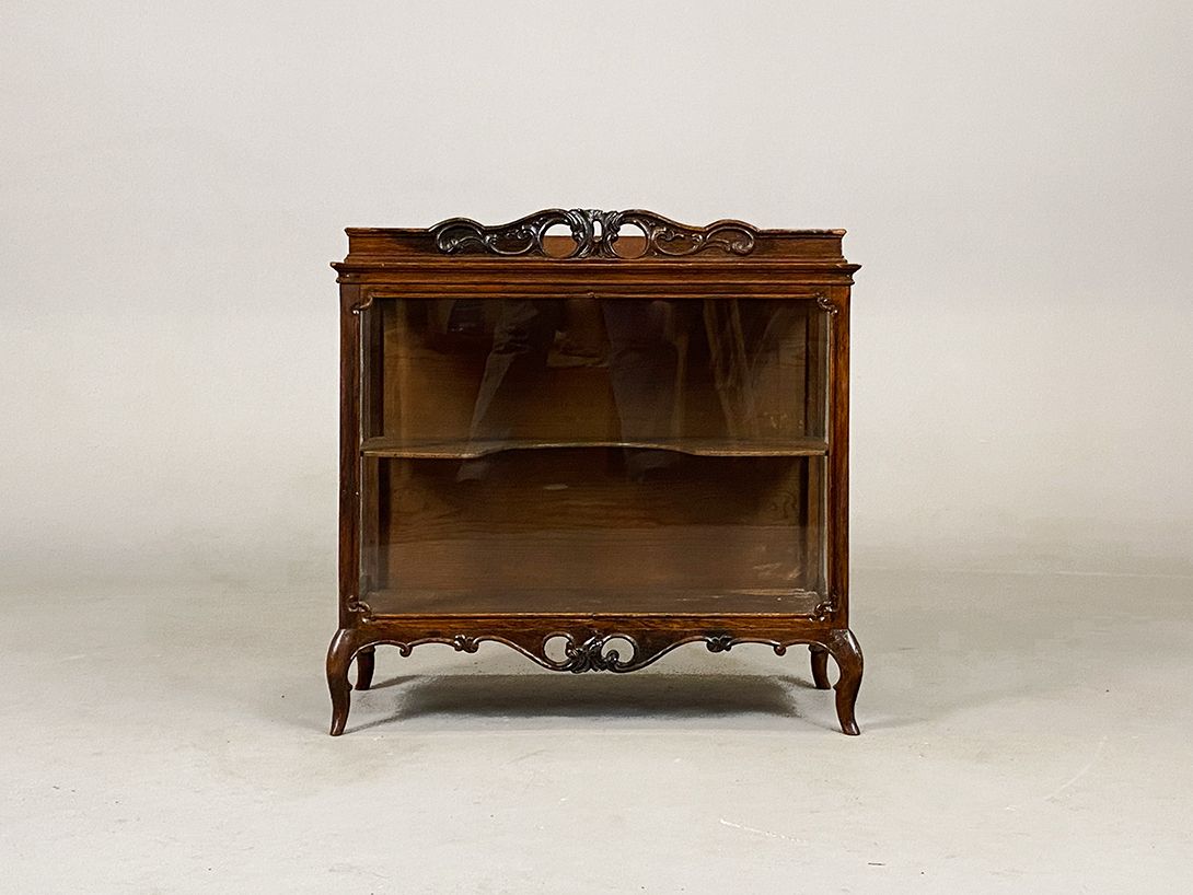 Foto Tiny Rustic Wooden Carved Showcase h57