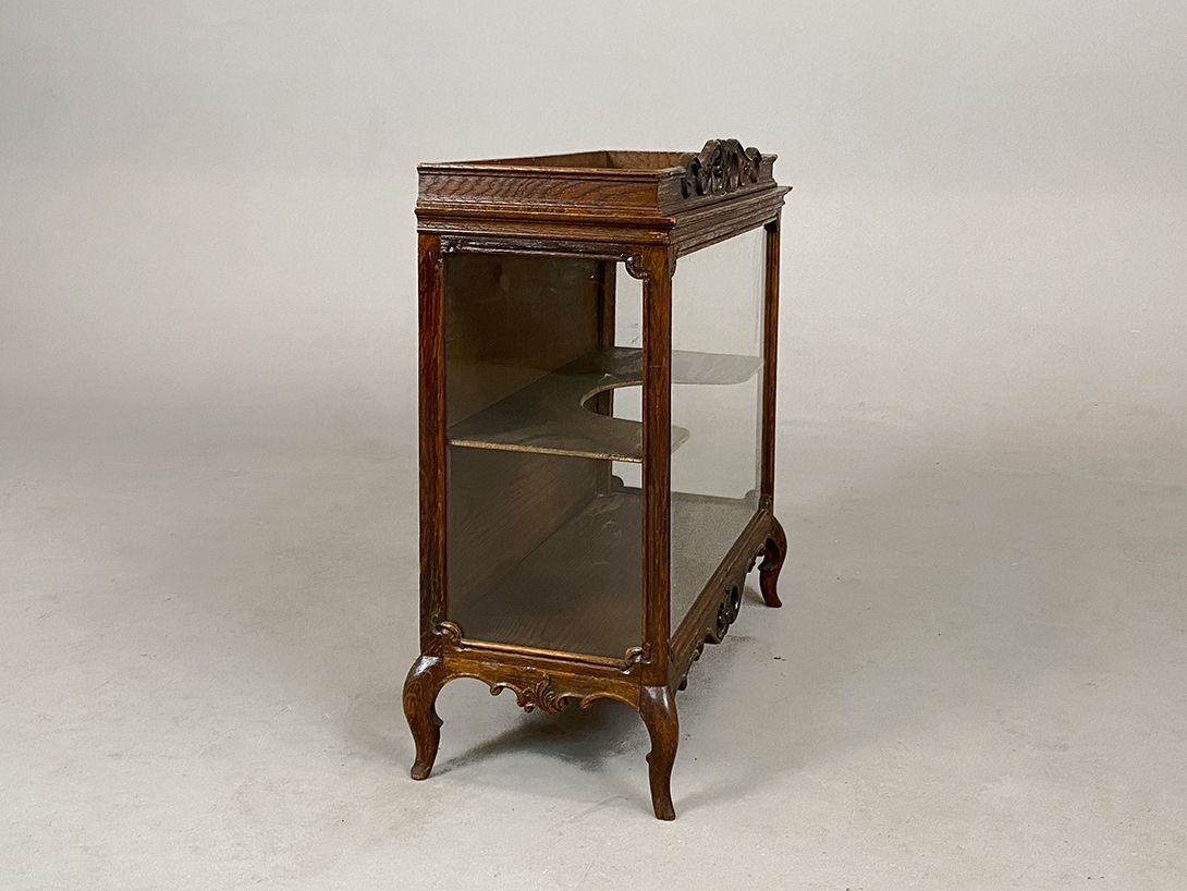 Foto Tiny Rustic Wooden Carved Showcase h57