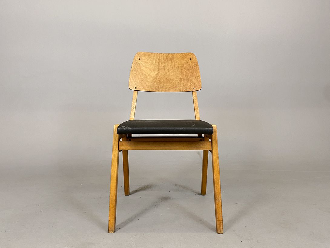 Foto Wooden Chair with Leather Seat
