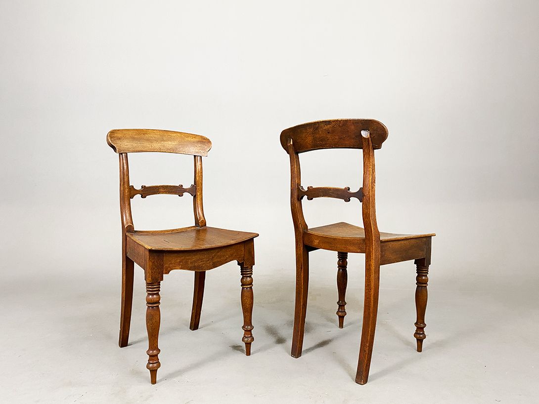 Foto Antique Wooden Carved Dining Chair