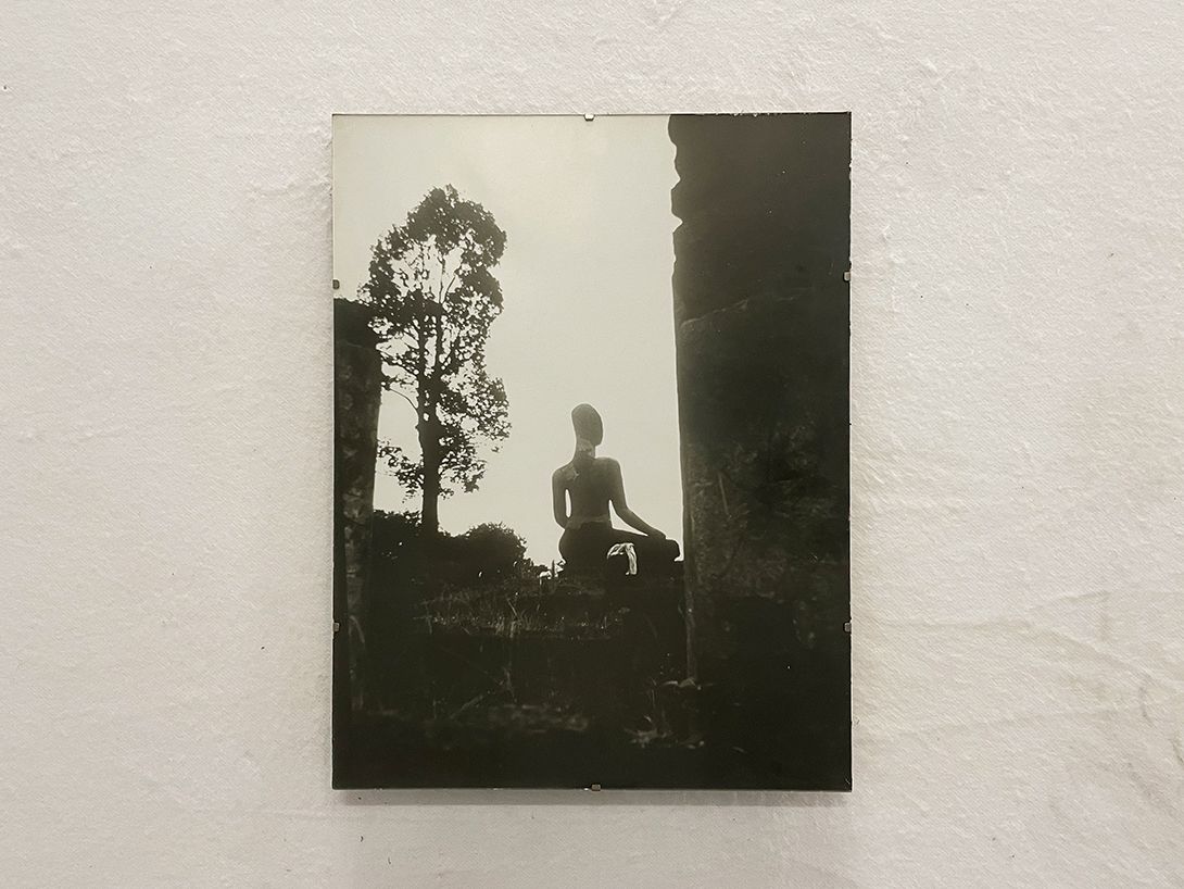 Foto Meditating Goddess in South Asia h40