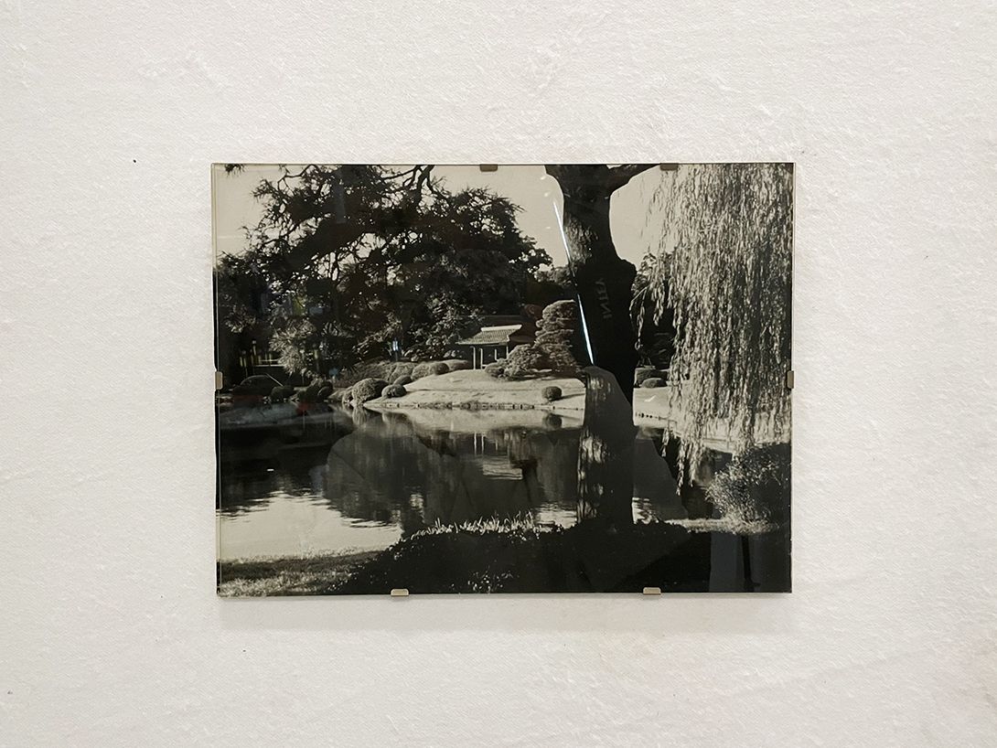 Foto Lake in front of an Asian Pavilion Temple h30