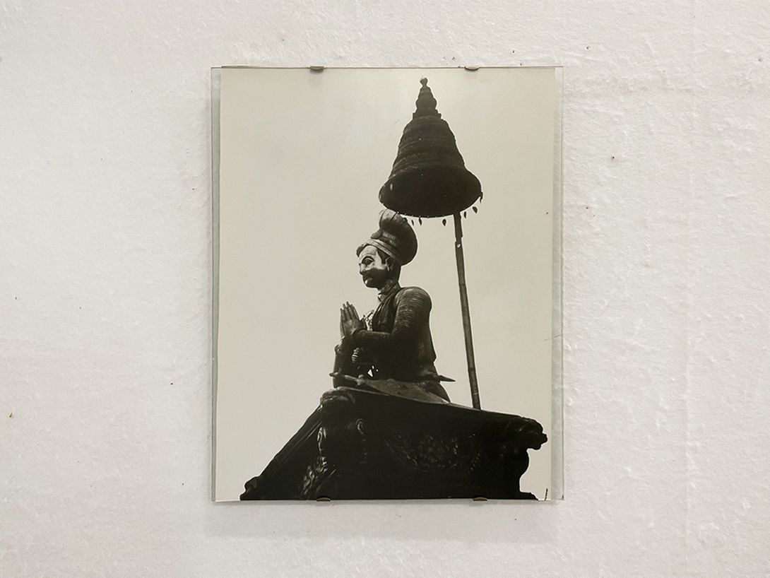 Foto Idol Sculpture in front of a Temple h39