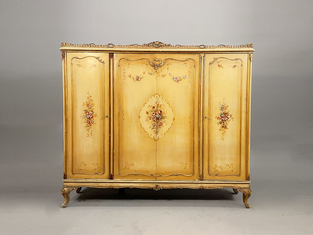Foto Huge Beige Romantic Venetian Cabinet h204