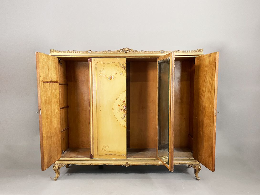 Foto Huge Beige Romantic Venetian Cabinet h204