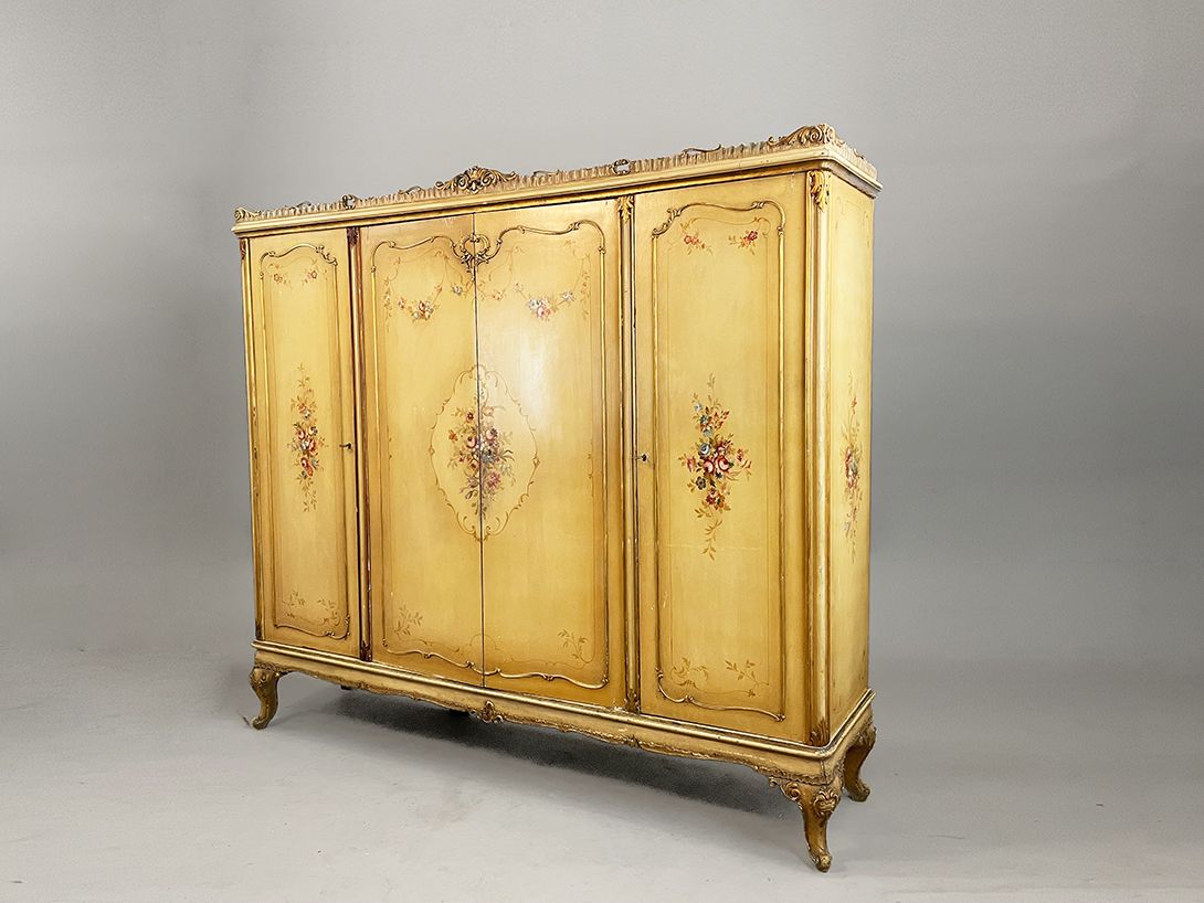 Foto Huge Beige Romantic Venetian Cabinet h204