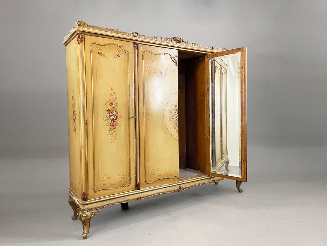 Foto Huge Beige Romantic Venetian Cabinet h204