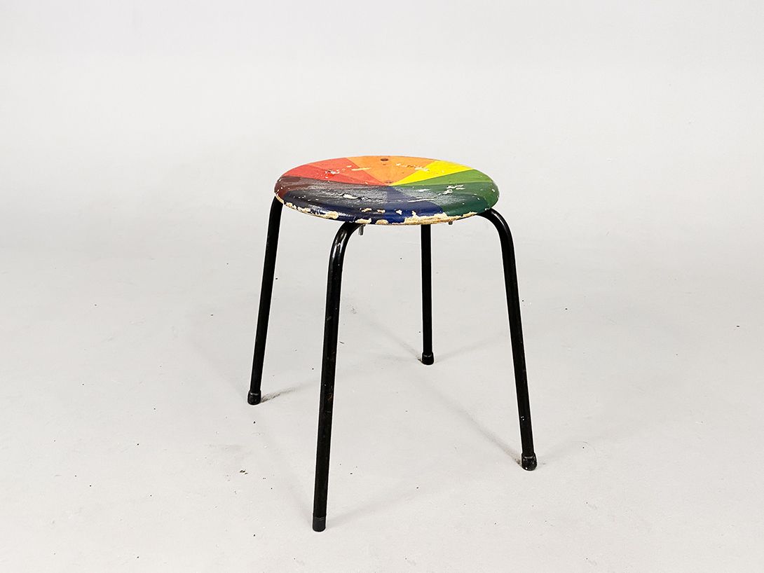 Foto Workshop Stool with Wooden Rainbow Plate