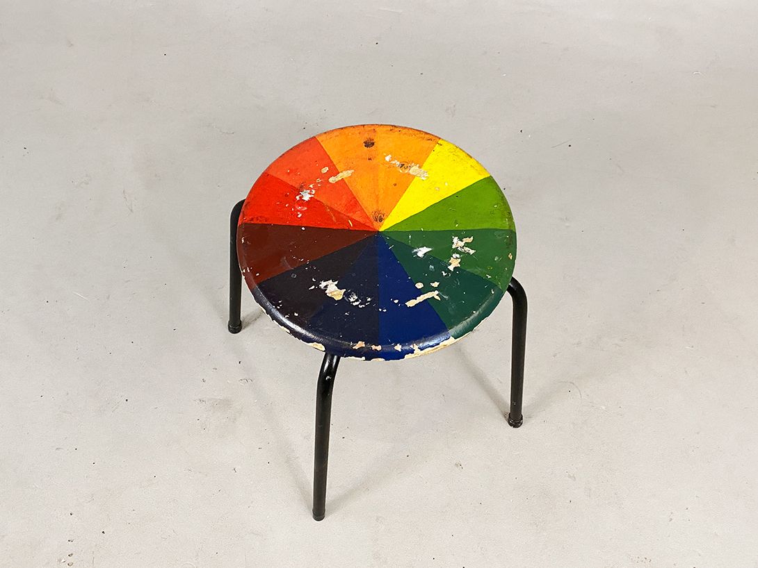 Foto Workshop Stool with Wooden Rainbow Plate