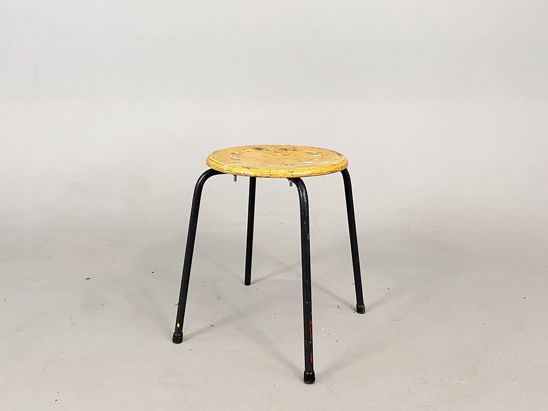 Foto Black Workshop Stool with Light Brown Wooden Plate