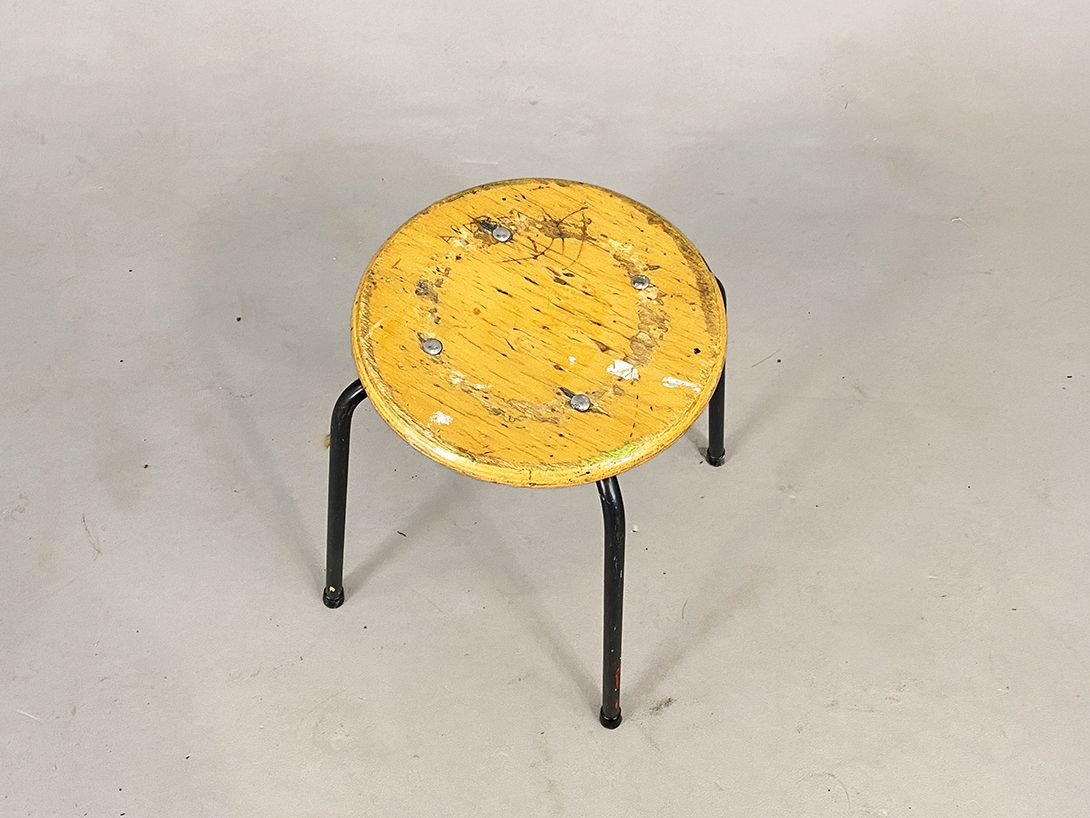 Foto Black Workshop Stool with Light Brown Wooden Plate