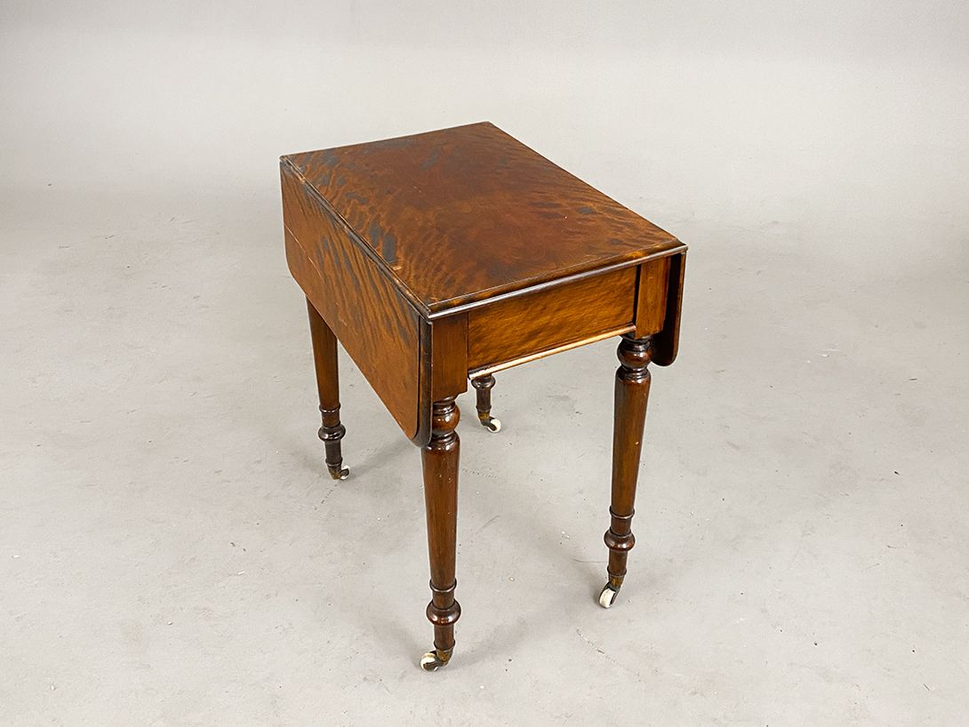 Foto Extending Side Table on Wheels by Heal &#038; Son London h70x60x42