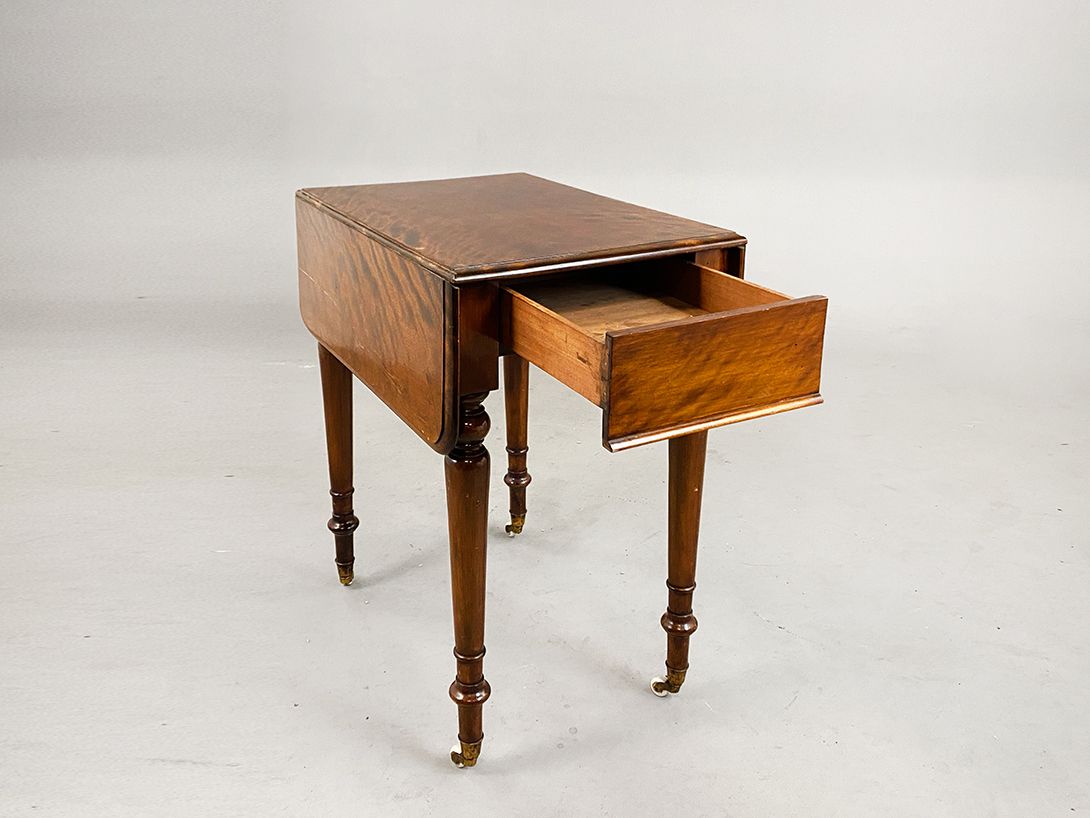 Foto Extending Side Table on Wheels by Heal &#038; Son London h70x60x42