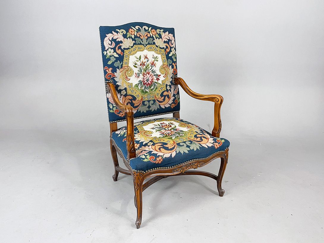 Foto Beautiful Blue Armchair with Romantic Floral Pattern h110