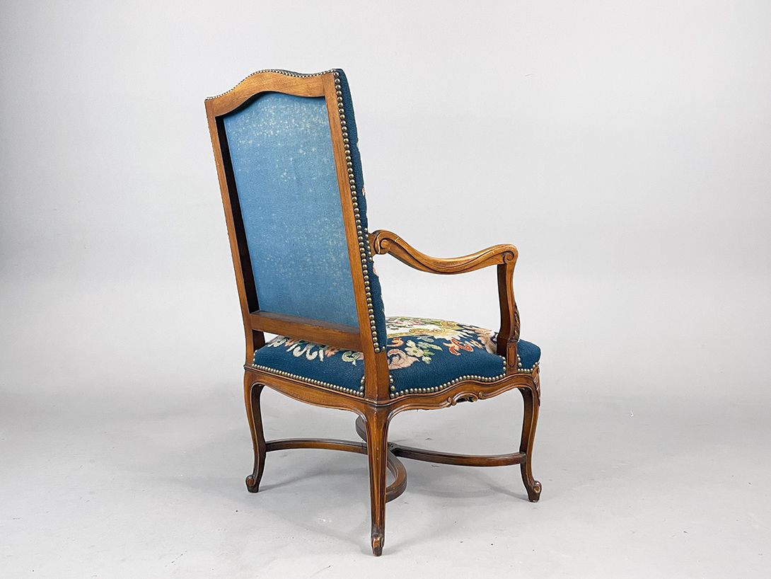Foto Beautiful Blue Armchair with Romantic Floral Pattern h110