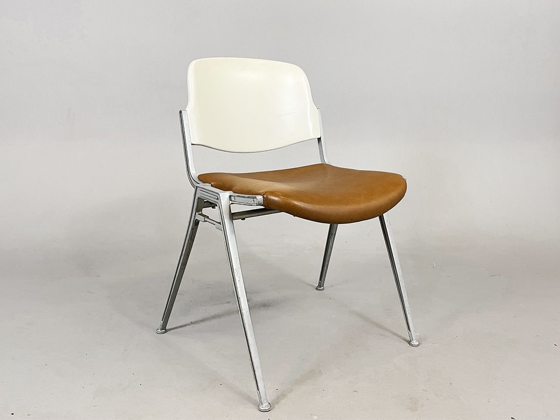 Foto Scandinavian White and Coffee Brown Dining Chair with Leather Seat