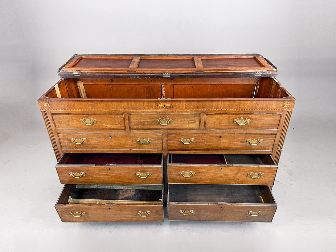 Foto Huge Wooden Cabinet with hidden Trunk h106x174