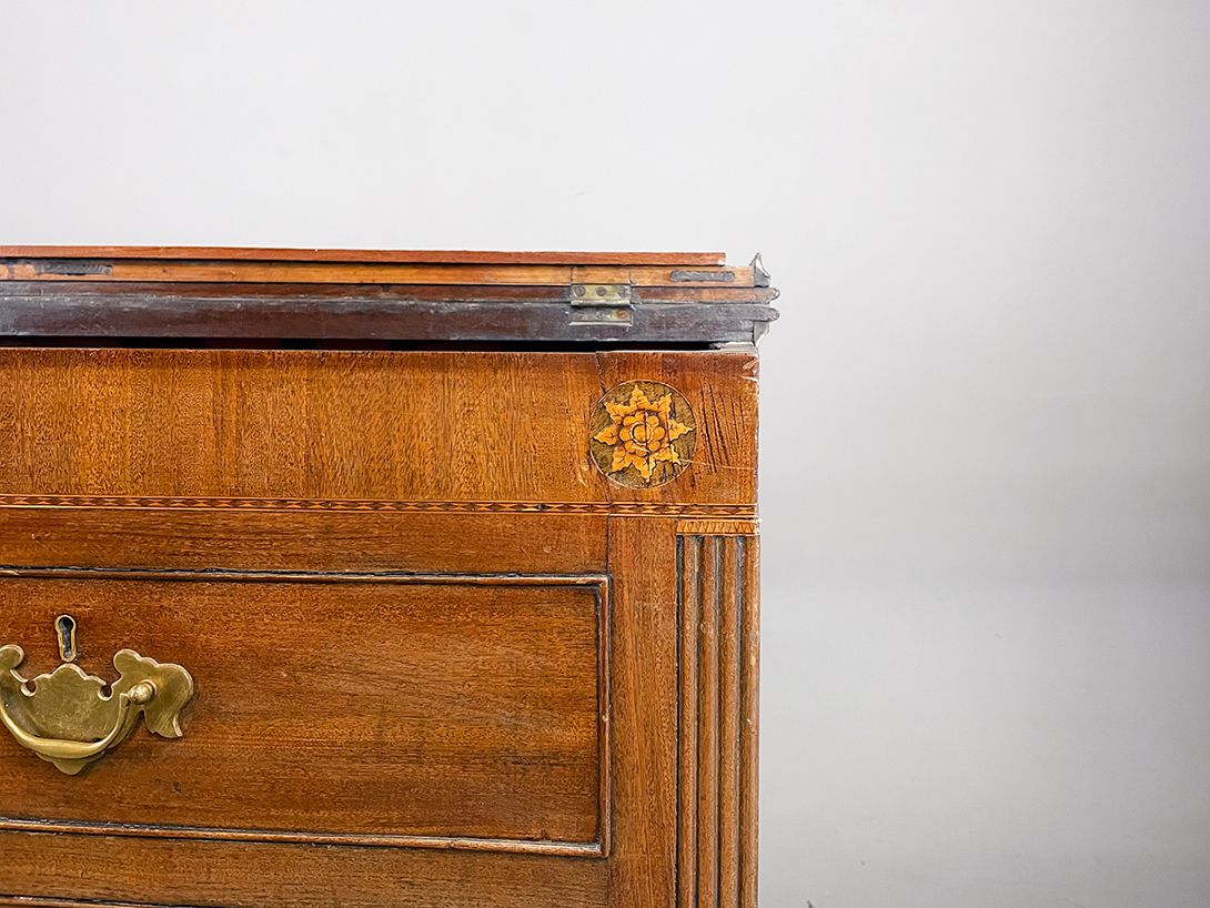 Foto Huge Wooden Cabinet with hidden Trunk h106x174