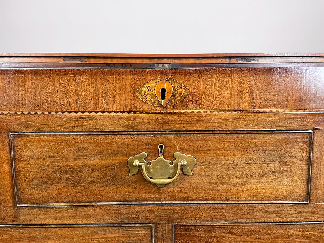 Foto Huge Wooden Cabinet with hidden Trunk h106x174