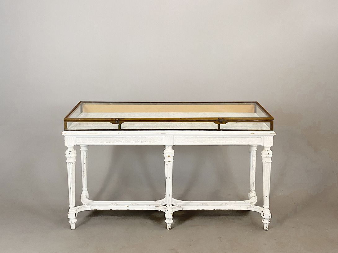 Foto Brass and White Prussian Showcase h100