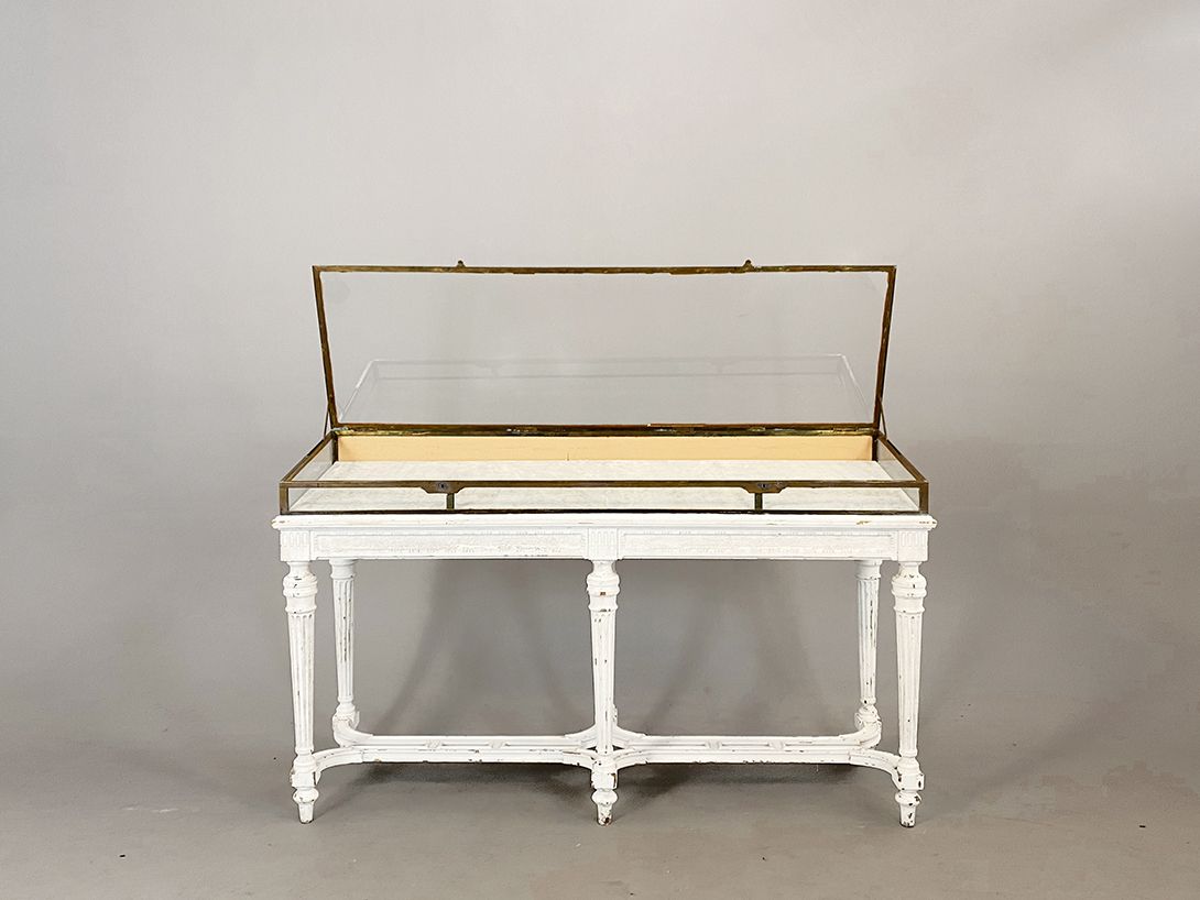 Foto Brass and White Prussian Showcase h100