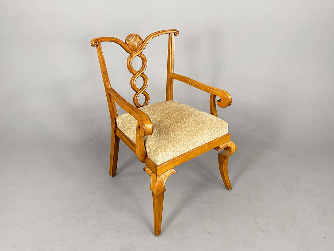 Foto Wooden Carved Armchair with Textile Seating h95