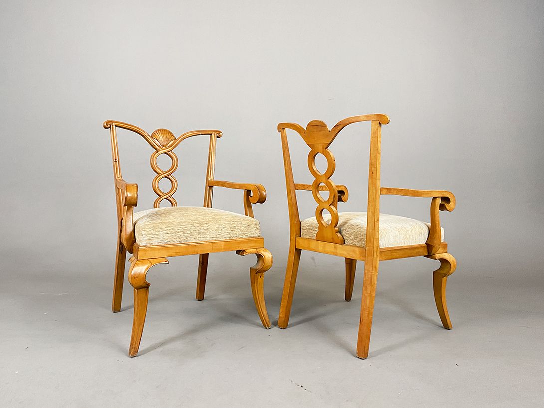 Foto Wooden Carved Armchair with Textile Seating h95