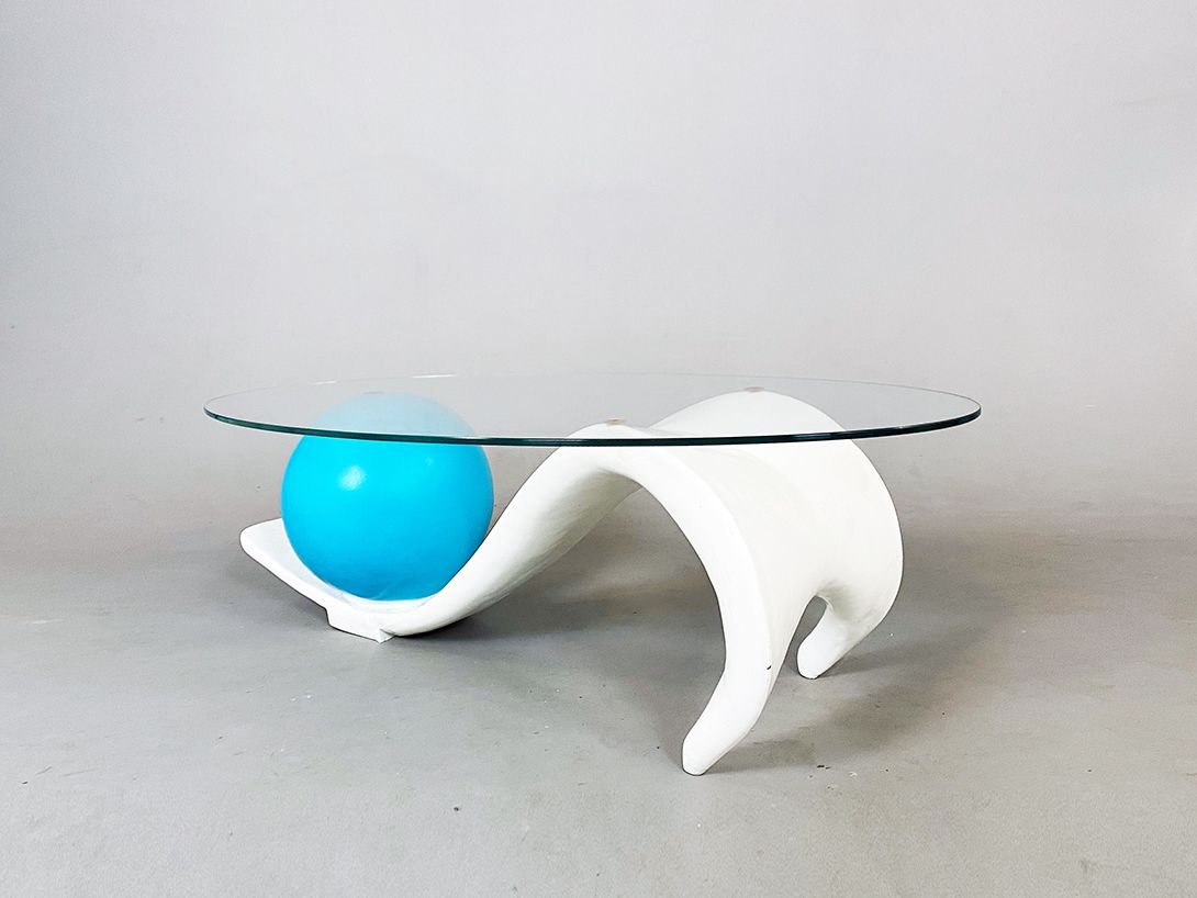 Foto White Wave Coffee Table with Blue Plaster Ball and Ellipse Glass Plate on Top h40