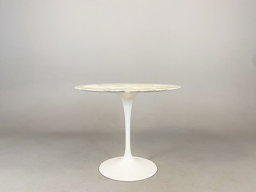 Foto Yellowed Round Saarinen Marble Table h72x90