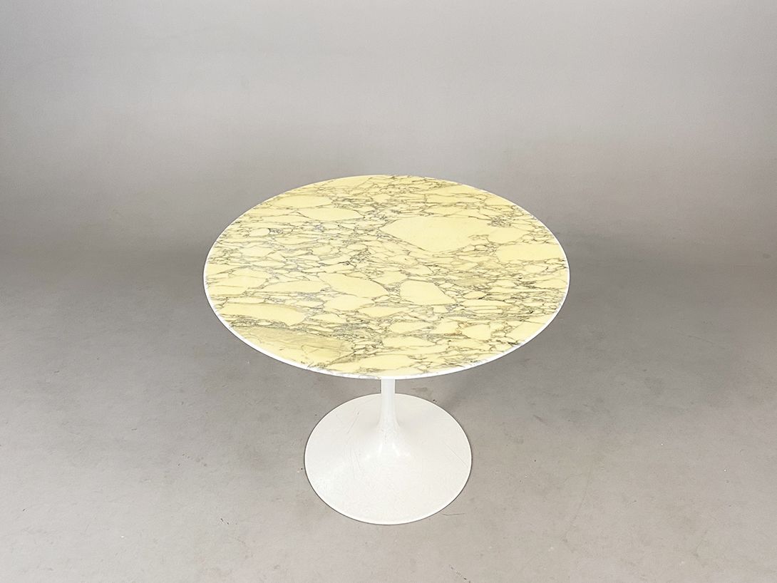 Foto Yellowed Round Saarinen Marble Table h72x90