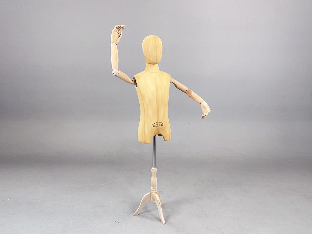 Foto Wooden Ancient Mannequin Dress Form with Detailed Fingers h130