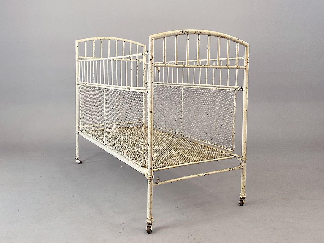 Foto Horrifying Abandoned Children&#8217;s Infirmary Bed h120x141x72