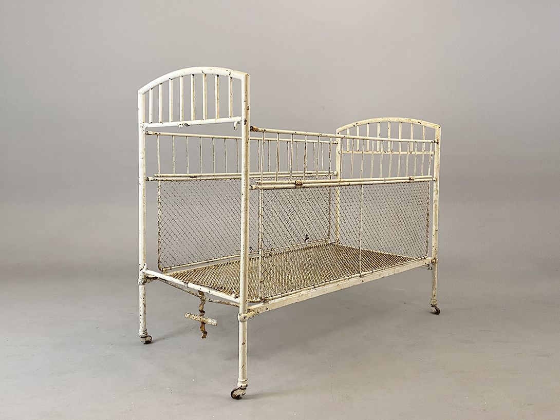 Foto Horrifying Abandoned Children&#8217;s Infirmary Bed h120x141x72