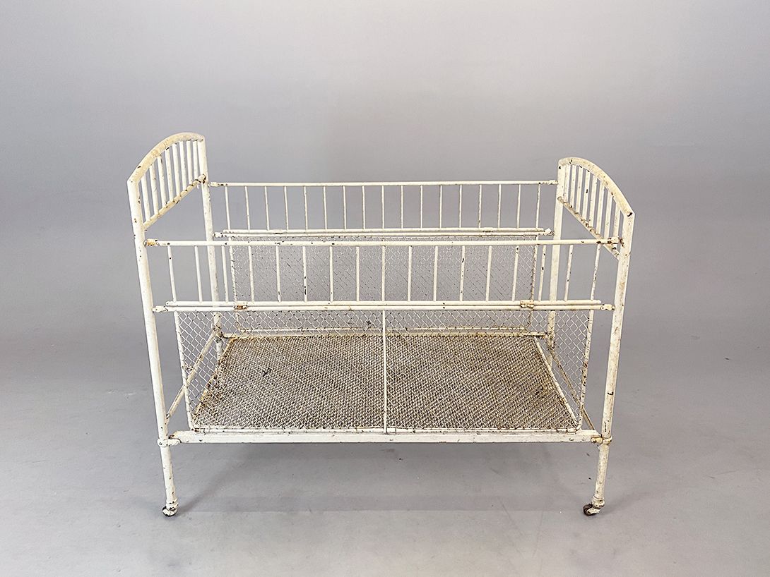 Foto Horrifying Abandoned Children&#8217;s Infirmary Bed h120x141x72