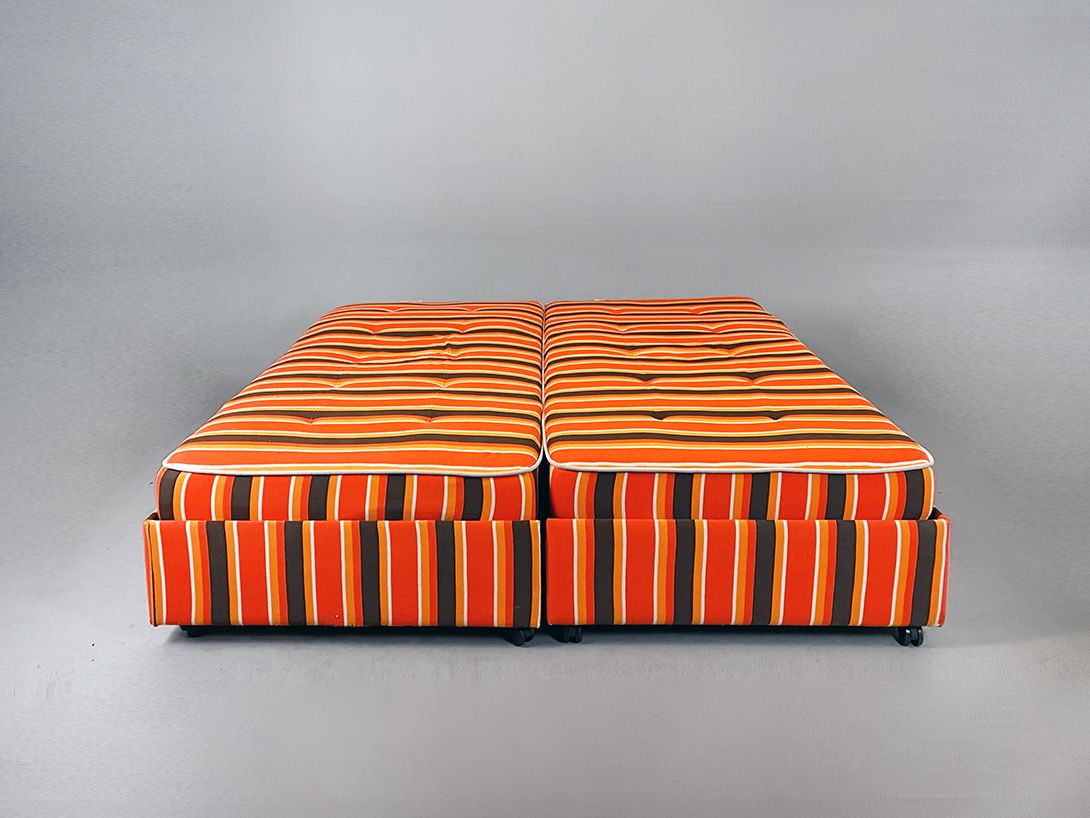 Foto Electronic Orange Striped Bed France 1972, adjustable and on rolls h50
