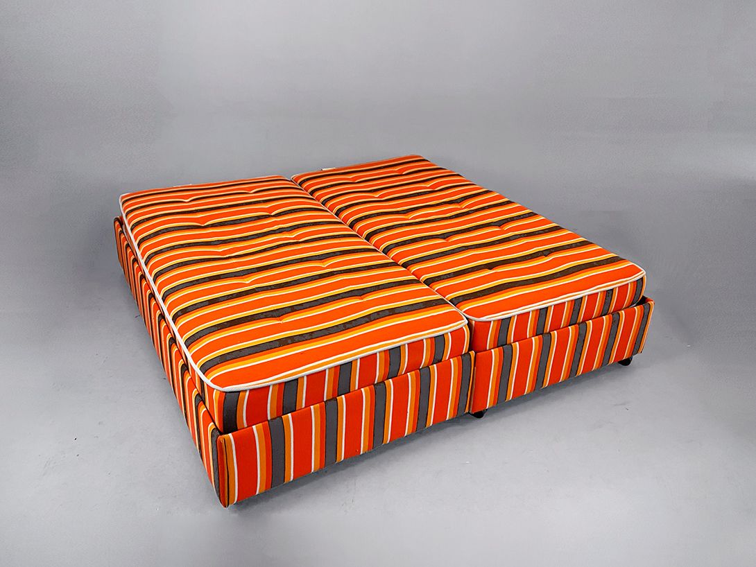 Foto Electronic Orange Striped Bed France 1972, adjustable and on rolls h50