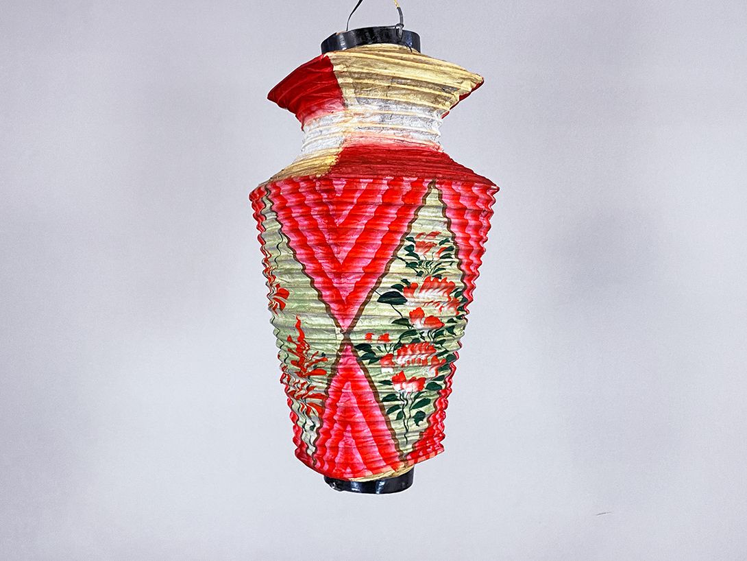 Foto Chinese Paper Lantern with Flower Pattern h55
