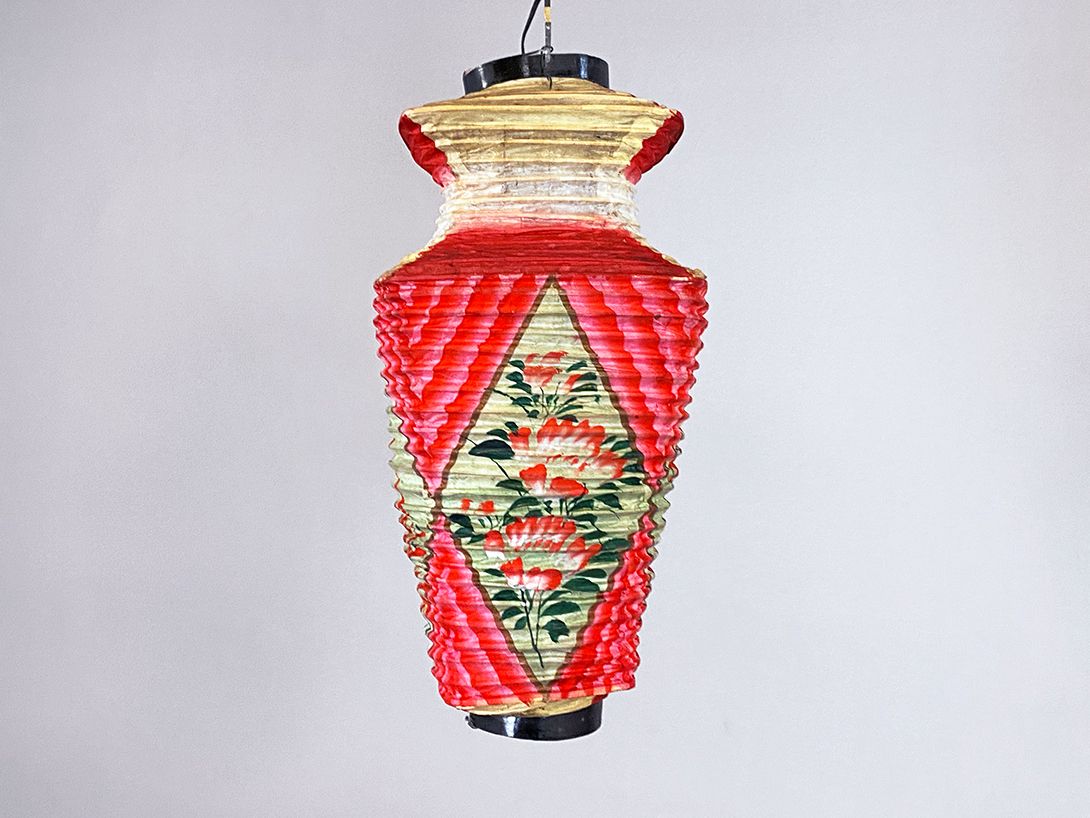 Foto Chinese Paper Lantern with Flower Pattern h55