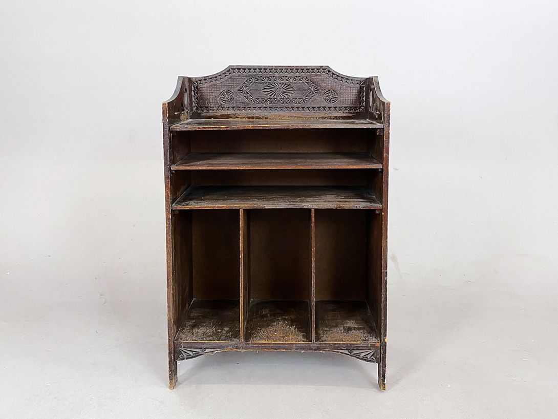 Foto Antique Wooden Shelf with Carvings h86